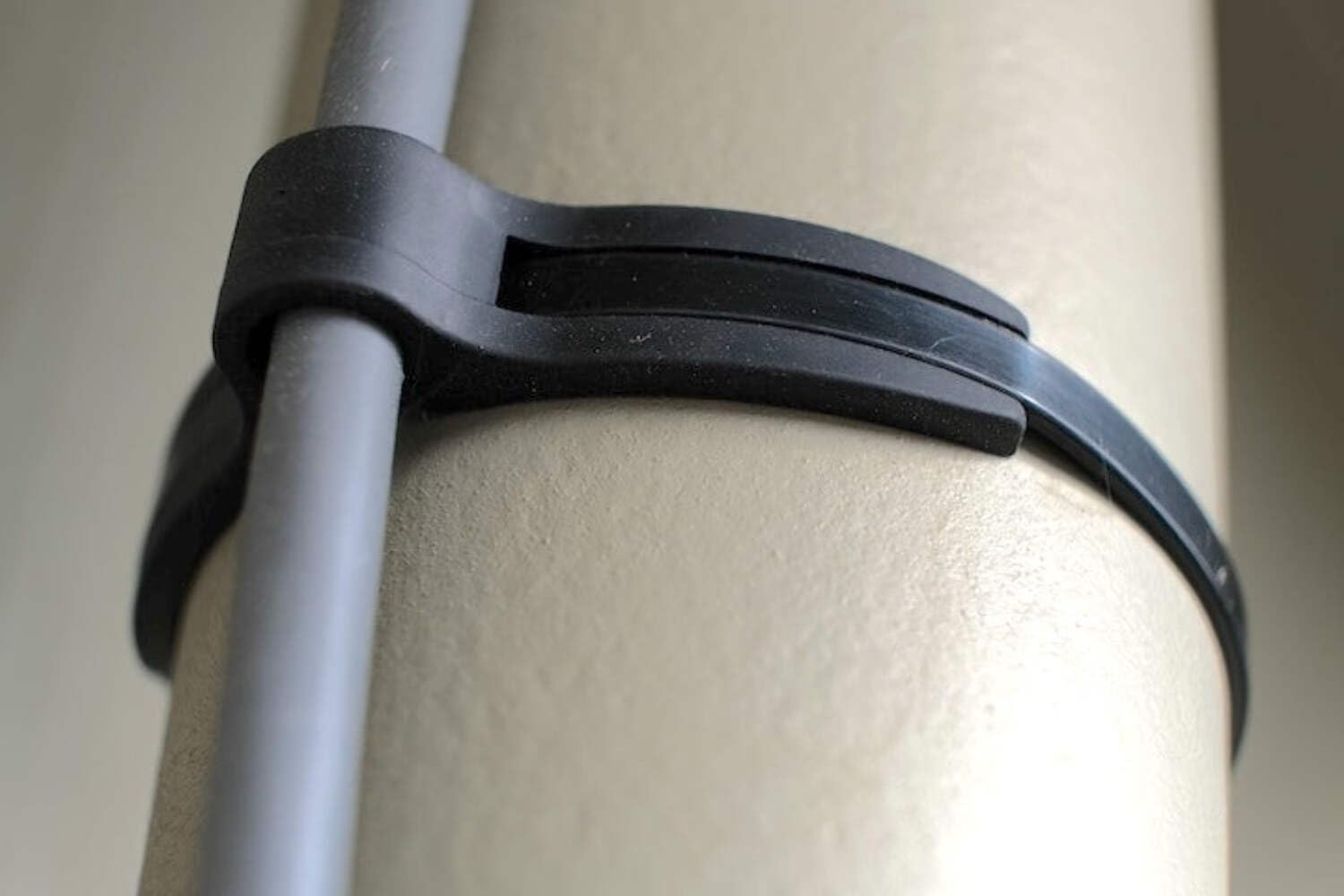 Rubber Cable Zip Tie Mounts Flexroute Base Kit, Outdoor UV Resistant Black Nylon Cable Tie Heavy Duty, Rugged Durable Reusable Rubber Wire Cable Clips 8 Pack Large (3/8"-1/2") 9.5mm-12.7mm