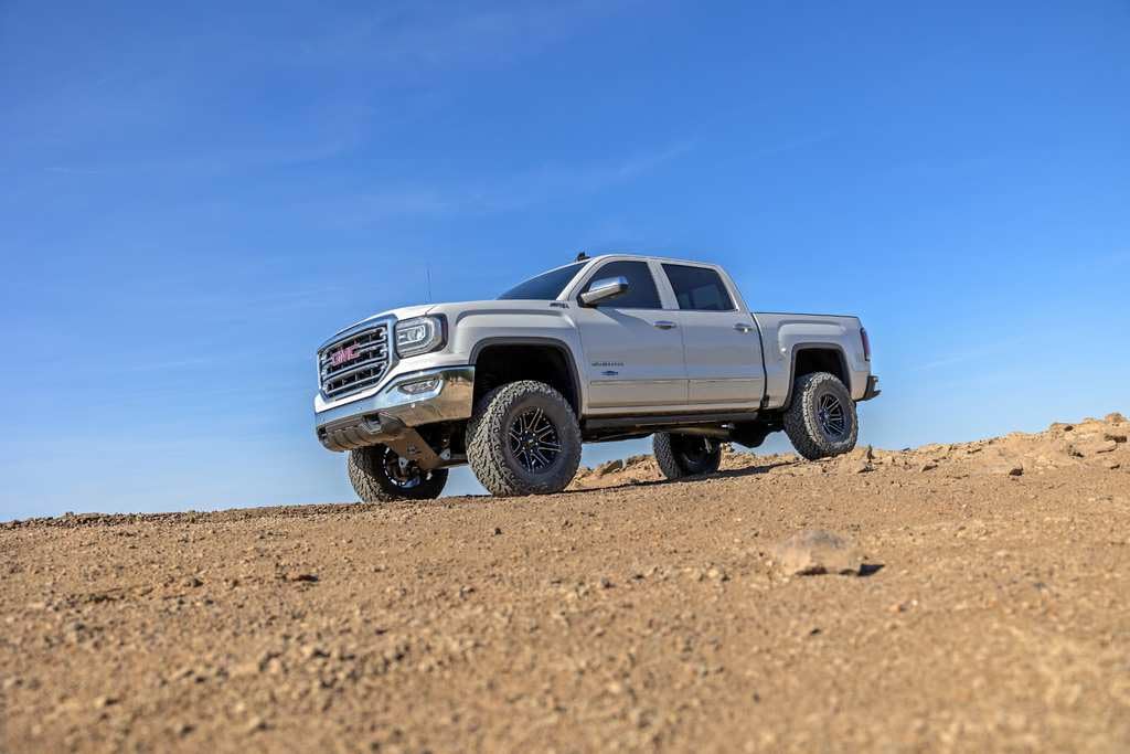 7" Lift Kit Rough Country with M1 Struts/M1 Rear Shocks for Chevy Silverado & GMC Sierra 1500 (2016-2018 w/Stamped Steel Control Arms)