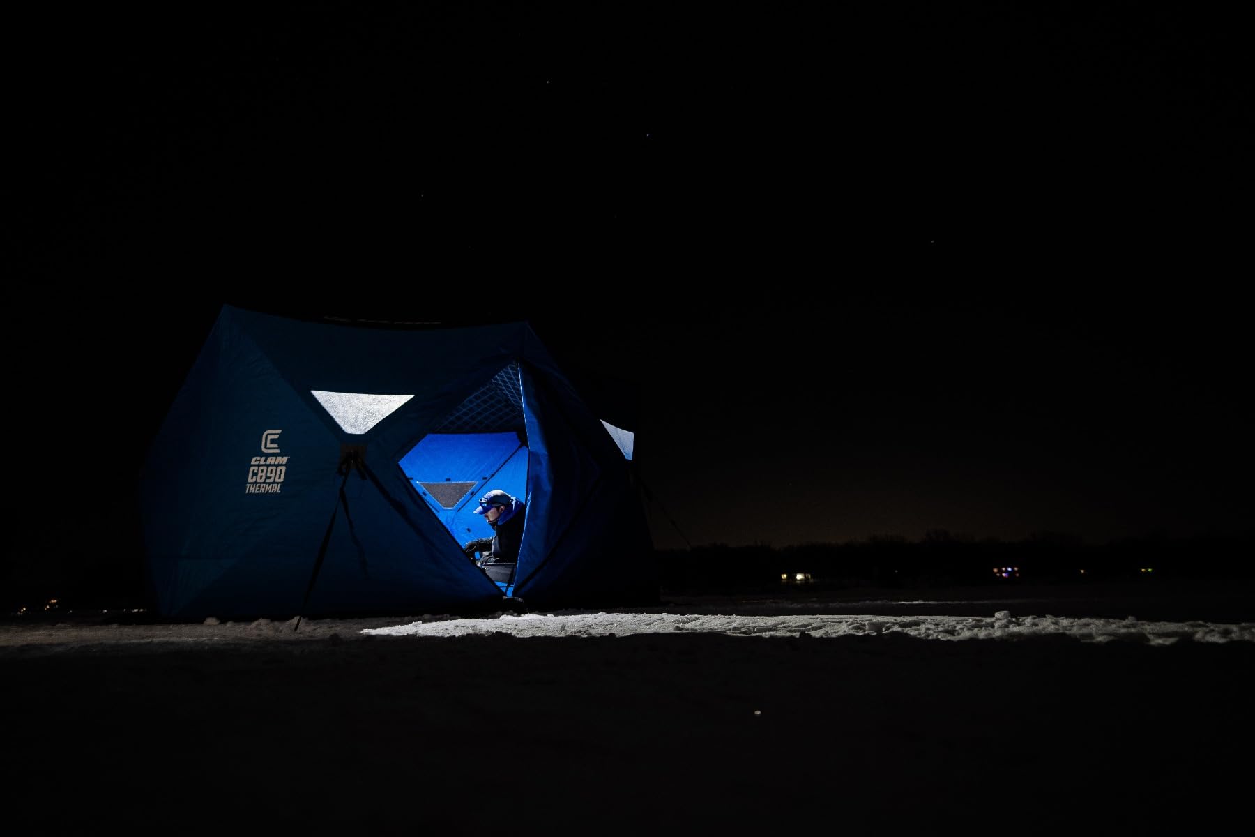 LED Hub Light CLAM – 300 Lumens, Ultra-Bright C.O.B. LED for Ice Fishing Shelters, Long-Lasting Battery, Easy Installation with Alligator Clips