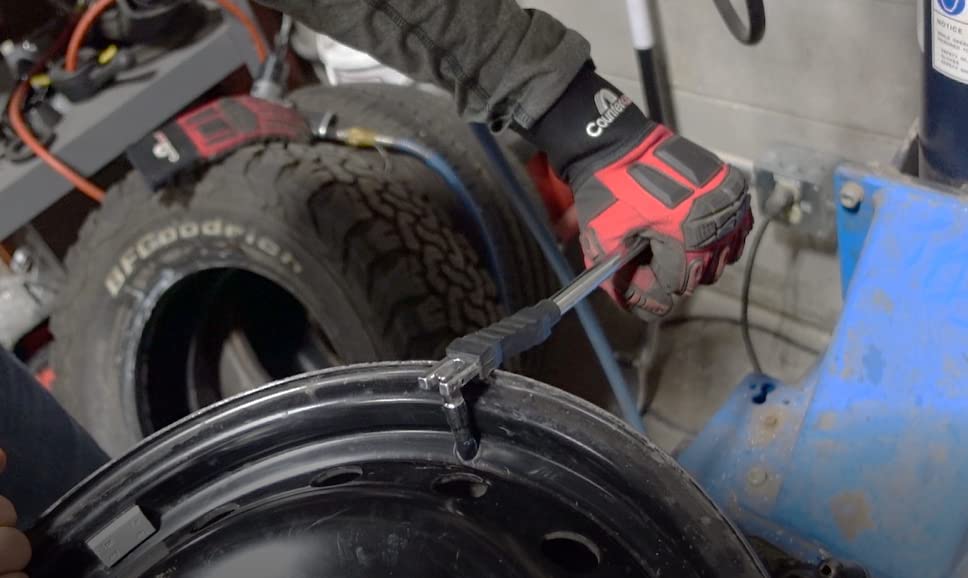 Tire Valve Stem Puller/Installer Counteract with Rubber Boot