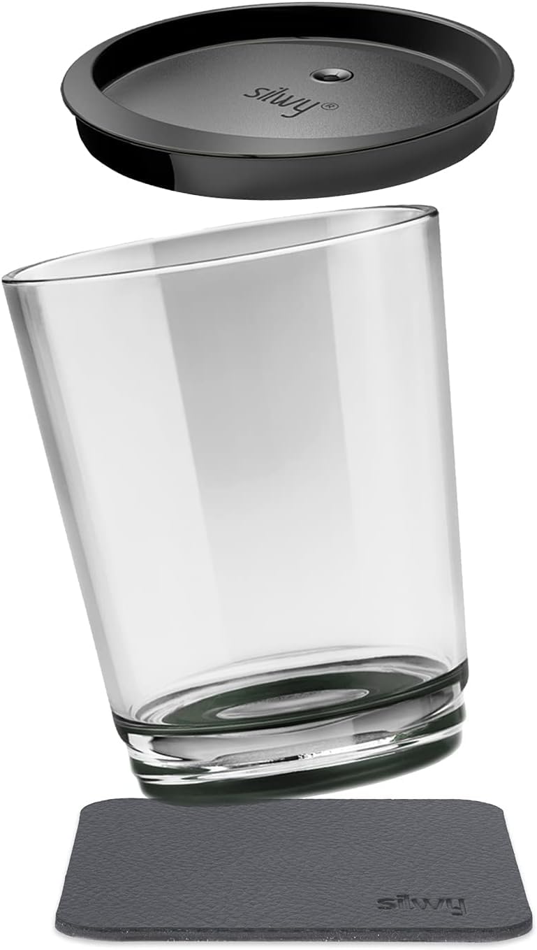 silwy® Magnet-Trinkbecher in der Farbe The Classic mit einem auslaufsicherem Deckel und einem Metall-Nano-Gel-Pad für standsicheres Platzierung und Transportieren - perfekt für Camping und Boating