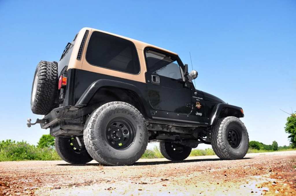 4" Rough Country Lift Kit w/V2 Shocks for 2003-2006 Jeep Wrangler TJ - 90777