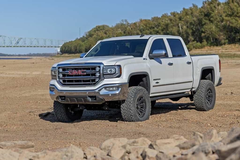 7" Lift Kit Rough Country with M1 Struts/M1 Rear Shocks for Chevy Silverado & GMC Sierra 1500 (2016-2018 w/Stamped Steel Control Arms)