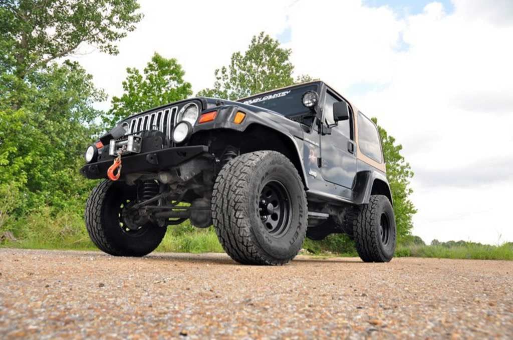 4" Rough Country Lift Kit w/V2 Shocks for 2003-2006 Jeep Wrangler TJ - 90777