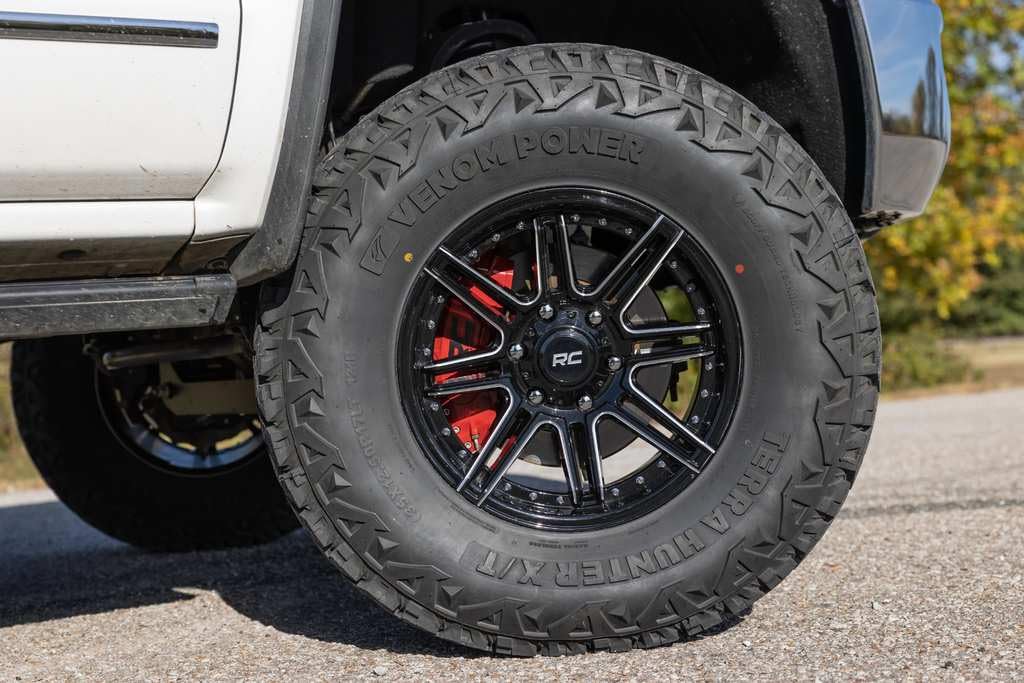 7" Lift Kit Rough Country with M1 Struts/M1 Rear Shocks for Chevy Silverado & GMC Sierra 1500 (2016-2018 w/Stamped Steel Control Arms)