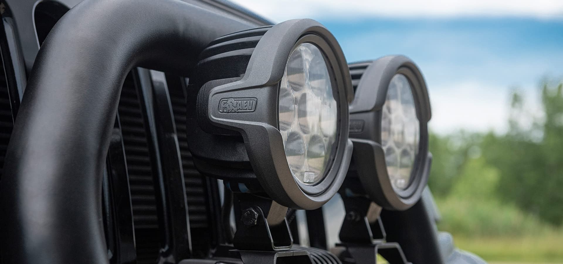 7000 Series AEV American Expedition Vehicles 7" LED 92-WATT Off-Road Light Kit 9,900 raw lumens 8,000 effective lumens 12v voltage spectrum 92 watts of power