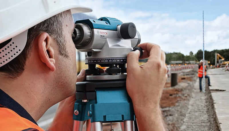 BOSCH Automatic Optical Level GOL 32 32X, Includes Plumb Bob, Tool Kit, & Carrying Case