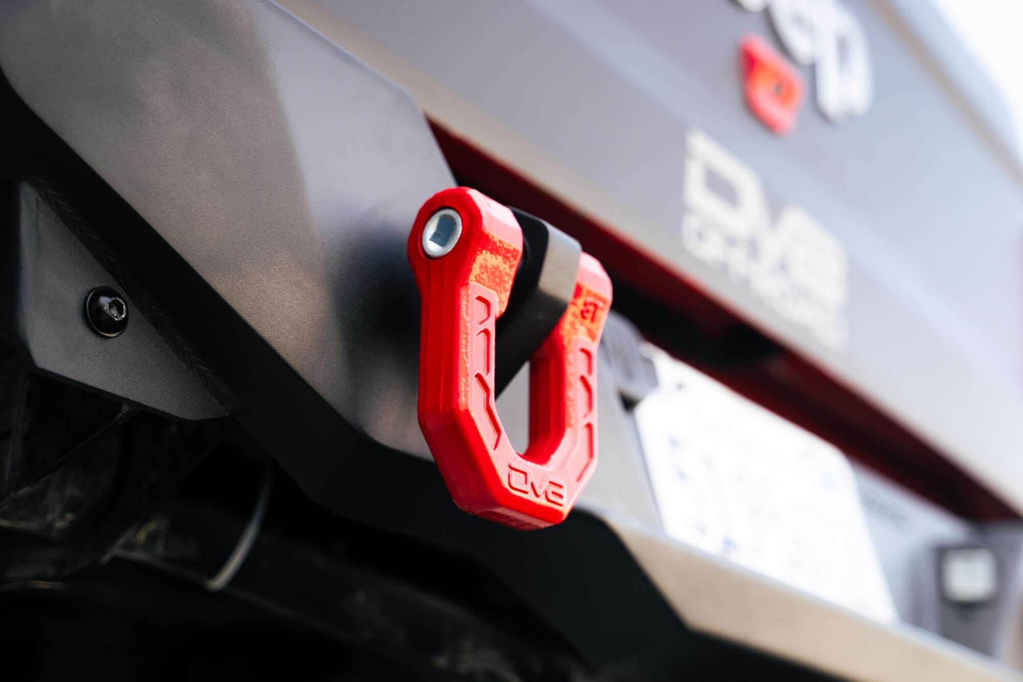 Offroad DV8 Elite Series D-Ring Shackles | Pair | 8 Ton Working Load Limit | (4) ⅛” & (4) 3/16” Isolators Included | 1&1/16” Thick Forged Steel D-Ring (Red)