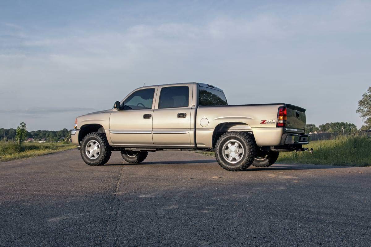 2" Rough Country Leveling Kit for 2000-2006 Chevy/GMC Tahoe/Yukon - 27330