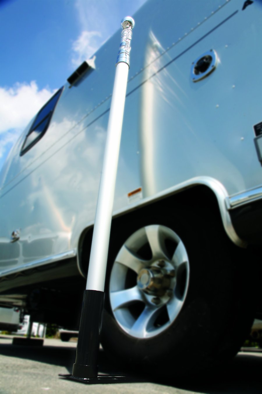 Camco Flagpole Kit Telescoping Camper/RV - Features Adjustable Pole Height Extends to 20-Ft & Collapses to 65-In - Includes Tire-Anchored Flagpole Holder, Storage Bag & 3’ x 5’ American Flag (51600)