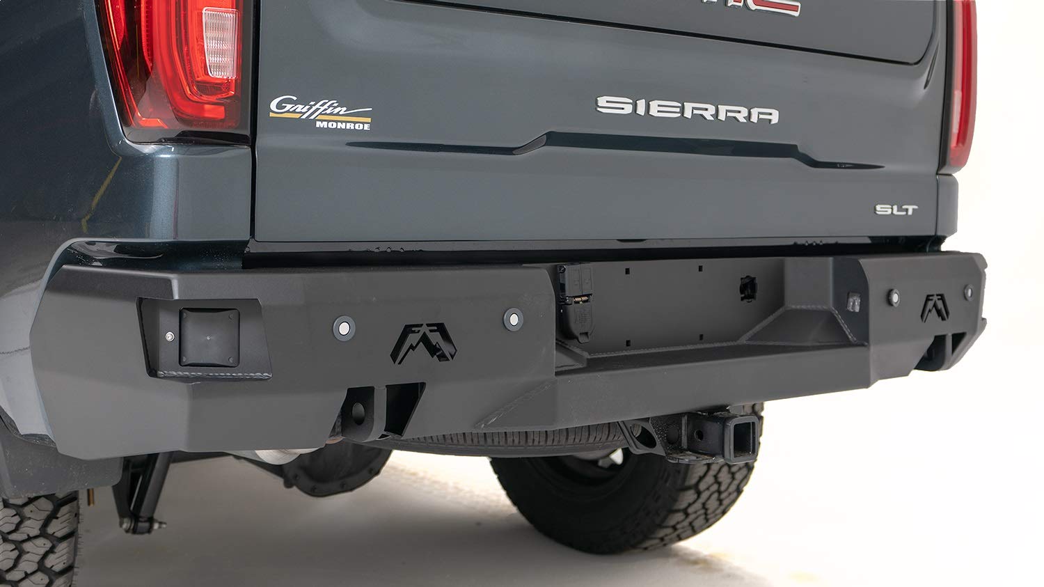 Fab Fours Premium Rear with Blind Spot Monitor Mount 19-C Silveardo or Sierra 1500