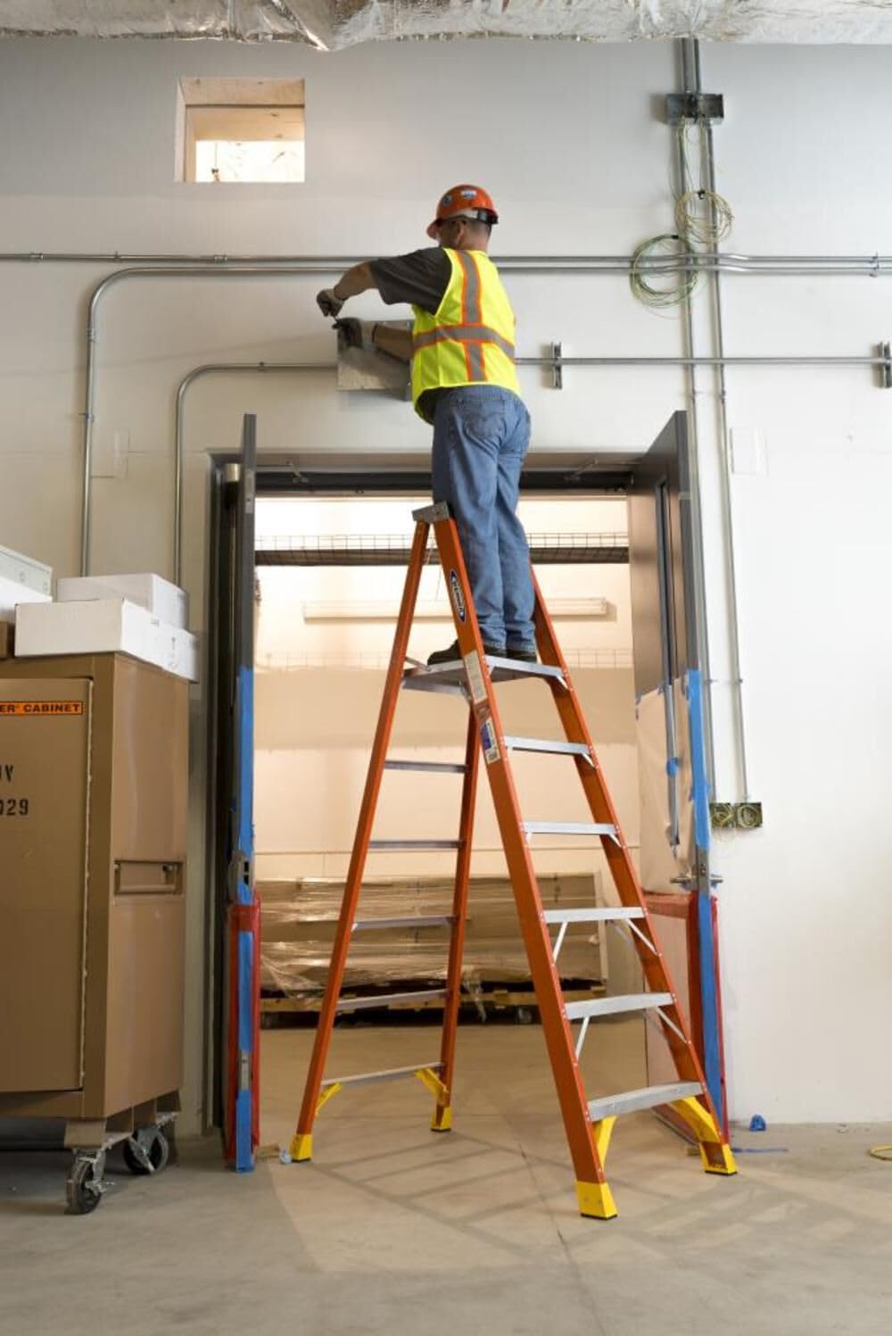 P6206 Werner 300-Pound Duty Rating Fiberglass Platform Ladder, 6-Foot
