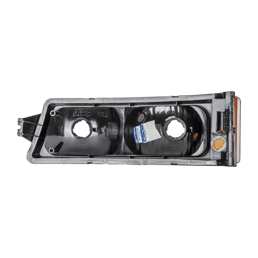 Right Turn Signal/Parking Light TYC Compatible with 2003-2006 Chevrolet Silverado
