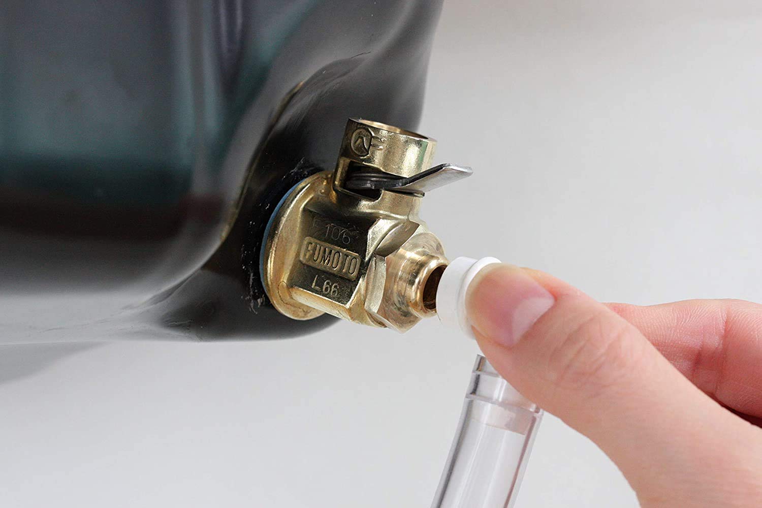 F137S with S-Series LC-10 Large Body FUMOTO® Valve with Short Nipple and Lever Clip for 12mm-1.75