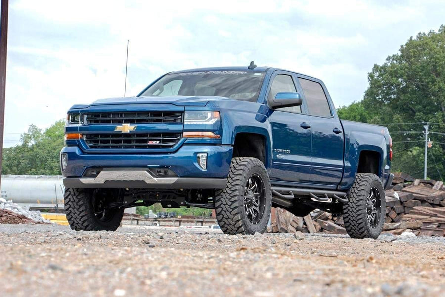 7" Rough Country Suspension Lift Kit with M1 Struts/M1 Shocks for Chevy Silverado & GMC Sierra 1500 2WD (2014-2018 w/Stock Cast Alu or Stamped Steel Control Arms)