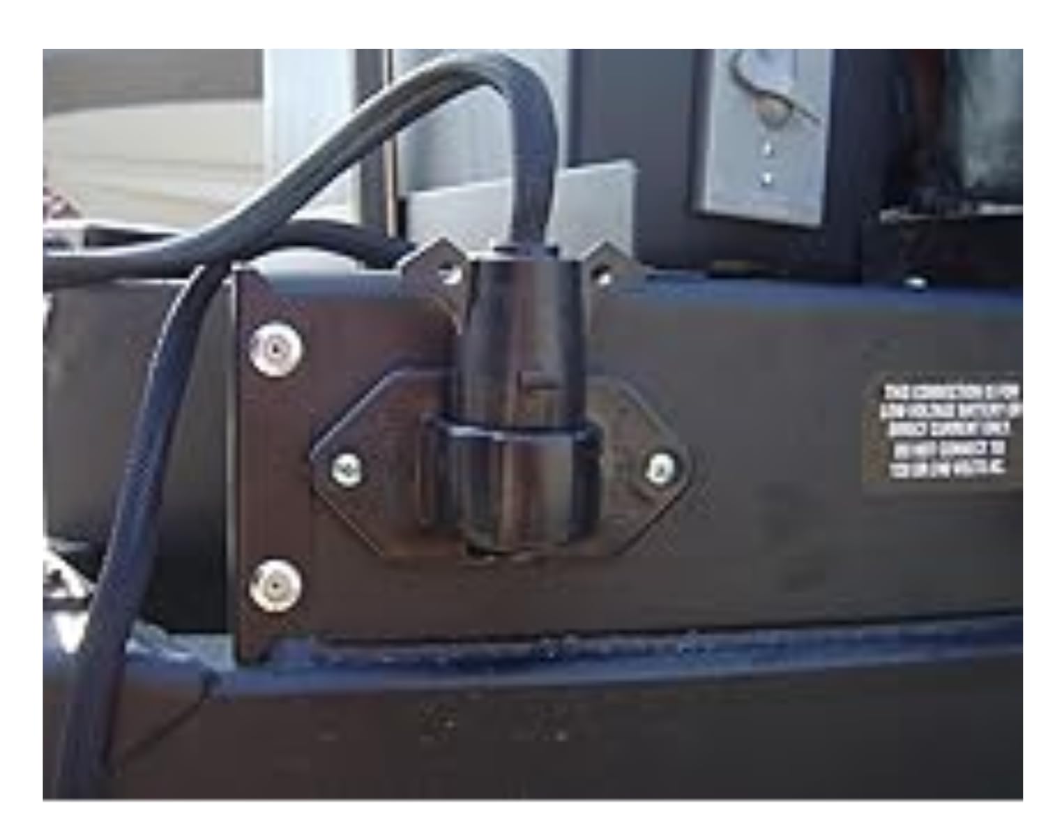 Lynx Tri-Lynx 8200B Stay-Put Plug Holder, Black