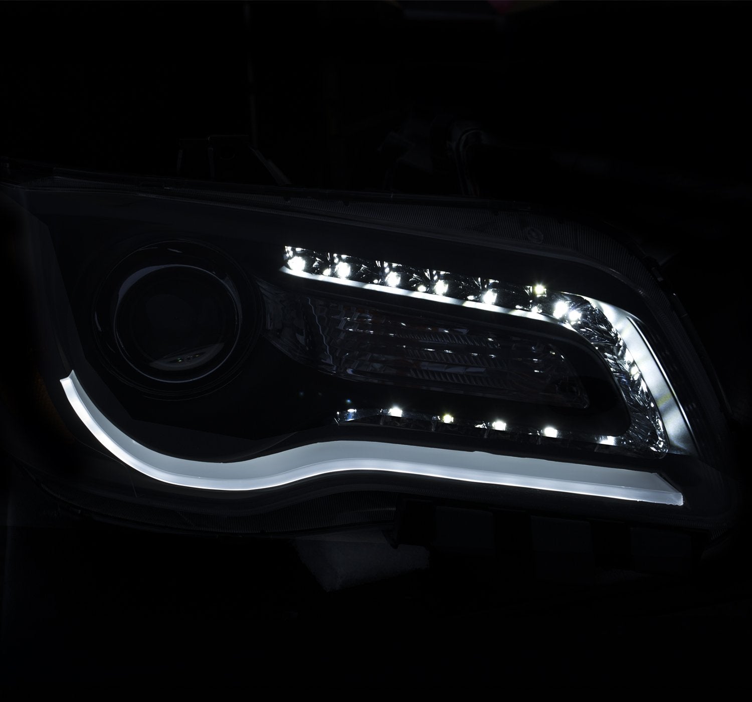 Black/Clear/Amber AnzoUSA Plank Style Projector Headlight for Chrysler 300