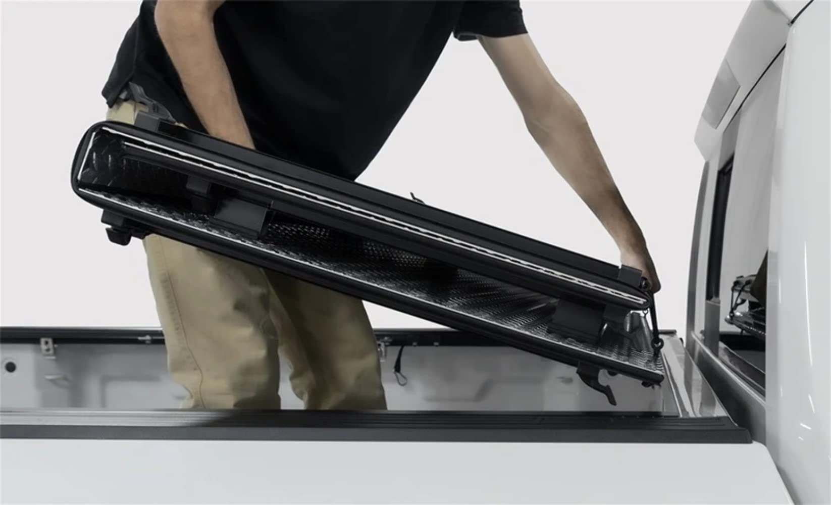 Hard Tri-Fold Cover LOMAX B3040049; Black Urethane Finish; Split Rail;