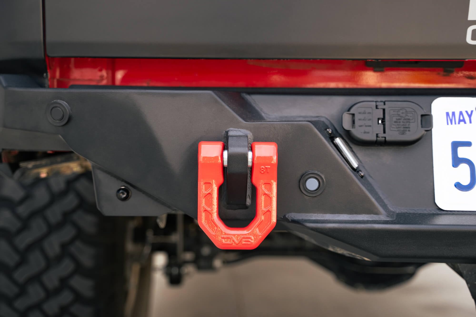 Offroad DV8 Elite Series D-Ring Shackles | Pair | 8 Ton Working Load Limit | (4) ⅛” & (4) 3/16” Isolators Included | 1&1/16” Thick Forged Steel D-Ring (Red)