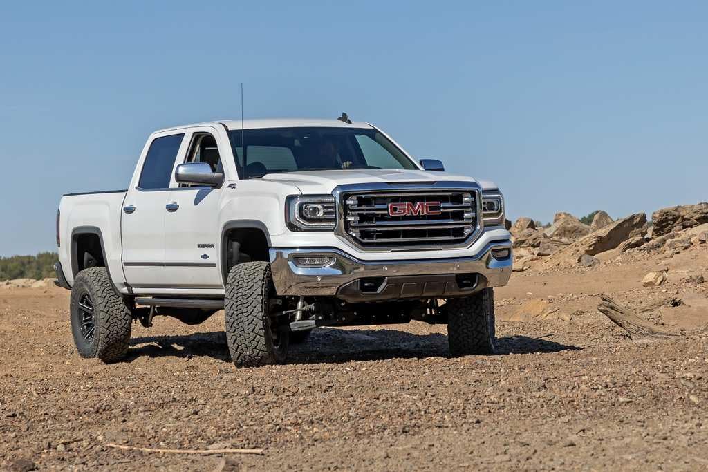 7" Lift Kit Rough Country with M1 Struts/M1 Rear Shocks for Chevy Silverado & GMC Sierra 1500 (2016-2018 w/Stamped Steel Control Arms)