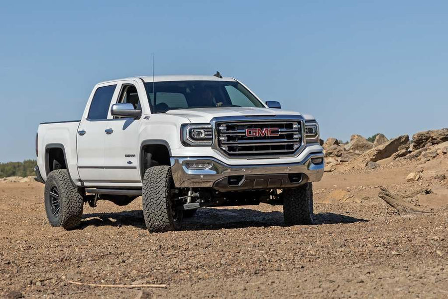 7" Lift Kit Rough Country with M1 Struts/M1 Rear Shocks for Chevy Silverado & GMC Sierra 1500 (2016-2018 w/Stamped Steel Control Arms)