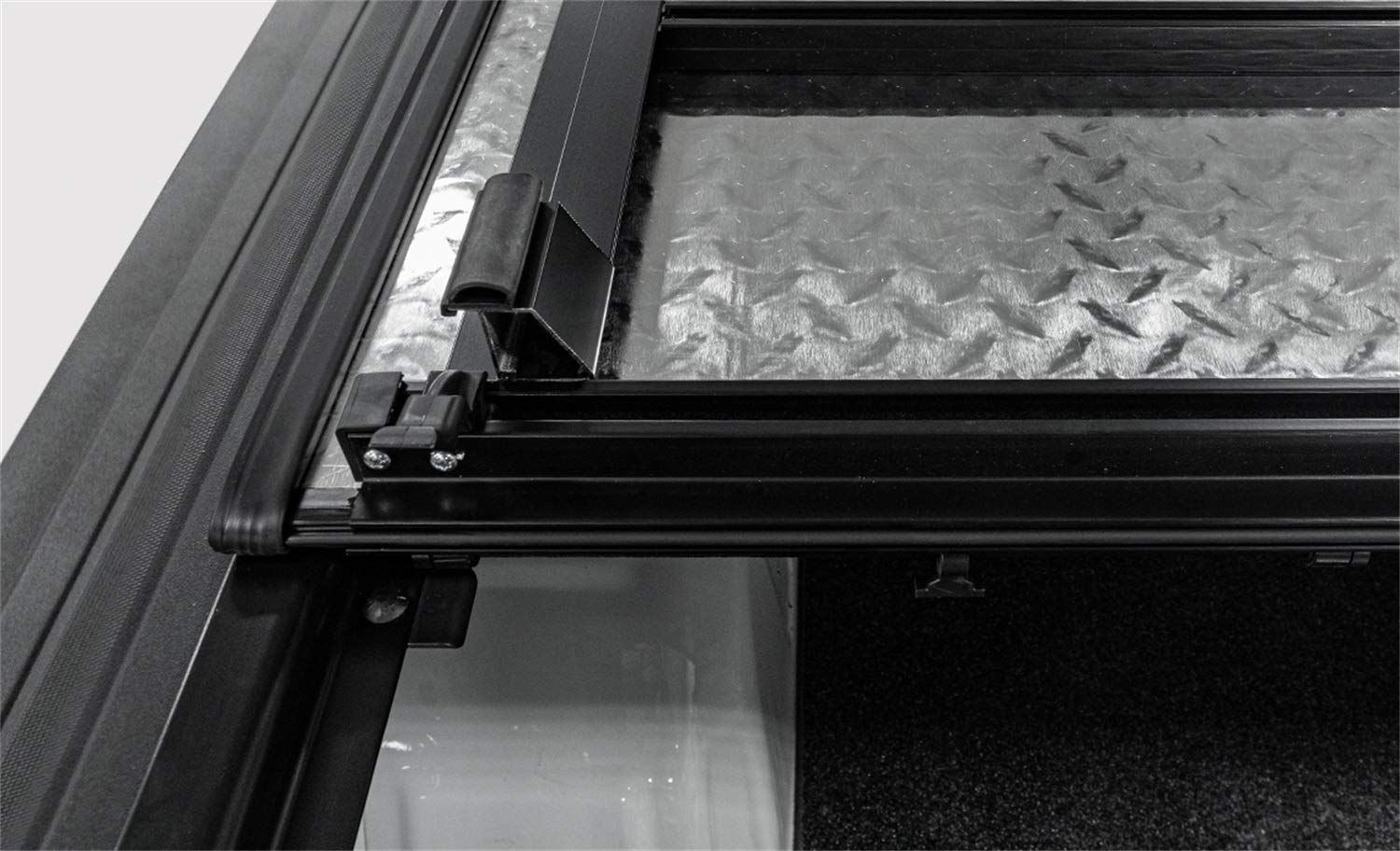 Hard Tri-Fold Cover LOMAX B3020019; Black Urethane Finish; Single Rail;