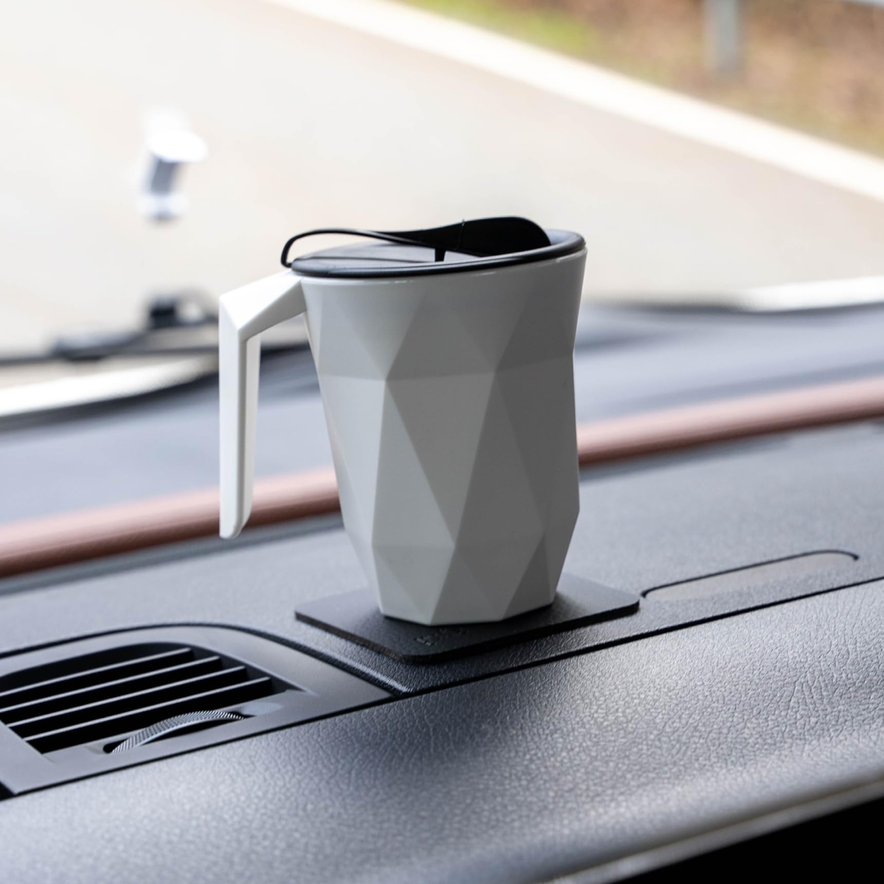 TO-GO silwy einfach anziehend. Plastic Cup with Black Metal Nano Gel Pad, Handle, and Lid – Durable, Non-Slip Drinkware for On-the-Go Convenience