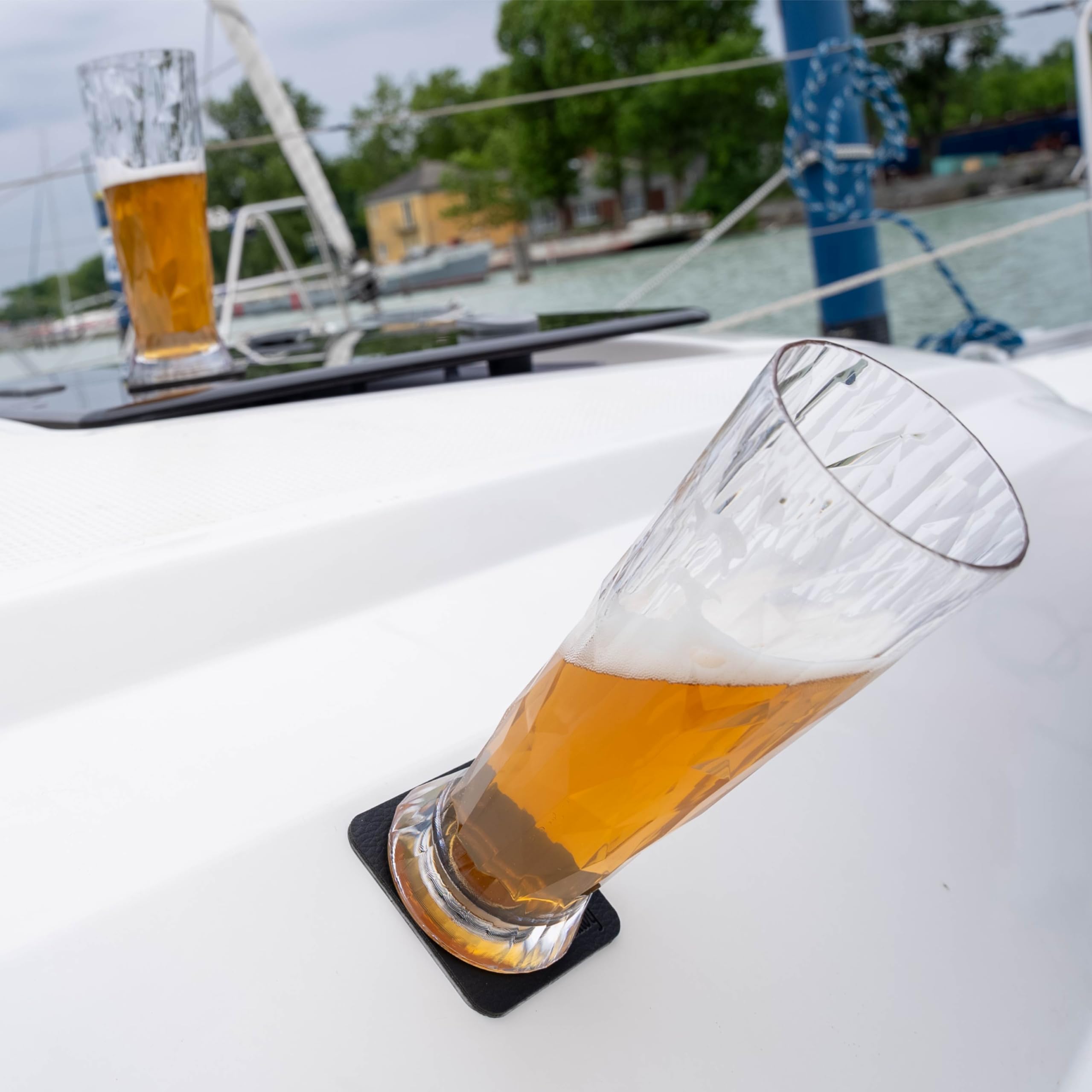 silwy® Magnet-Gläser HIGH-TECH-Kunststoff inkl. Metall-Nano-Gel-Pads – rutschfeste Campinggläser, Boot- und Yachtzubehör (Bier // 0,5 l // 2er Set) COG: 14 / Price: 49,95