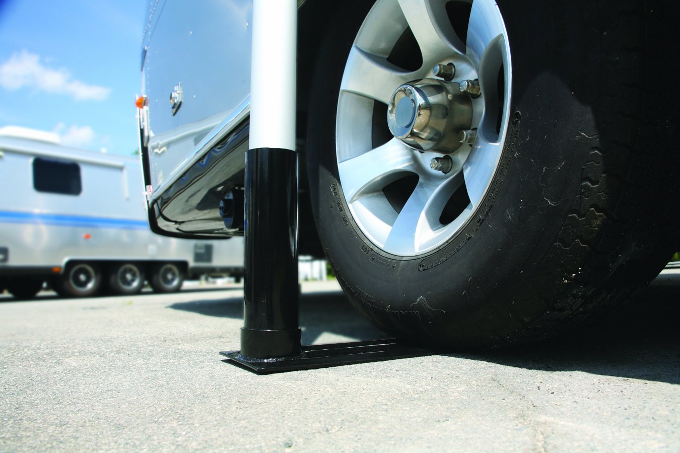 Camco Flagpole Kit Telescoping Camper/RV - Features Adjustable Pole Height Extends to 20-Ft & Collapses to 65-In - Includes Tire-Anchored Flagpole Holder, Storage Bag & 3’ x 5’ American Flag (51600)