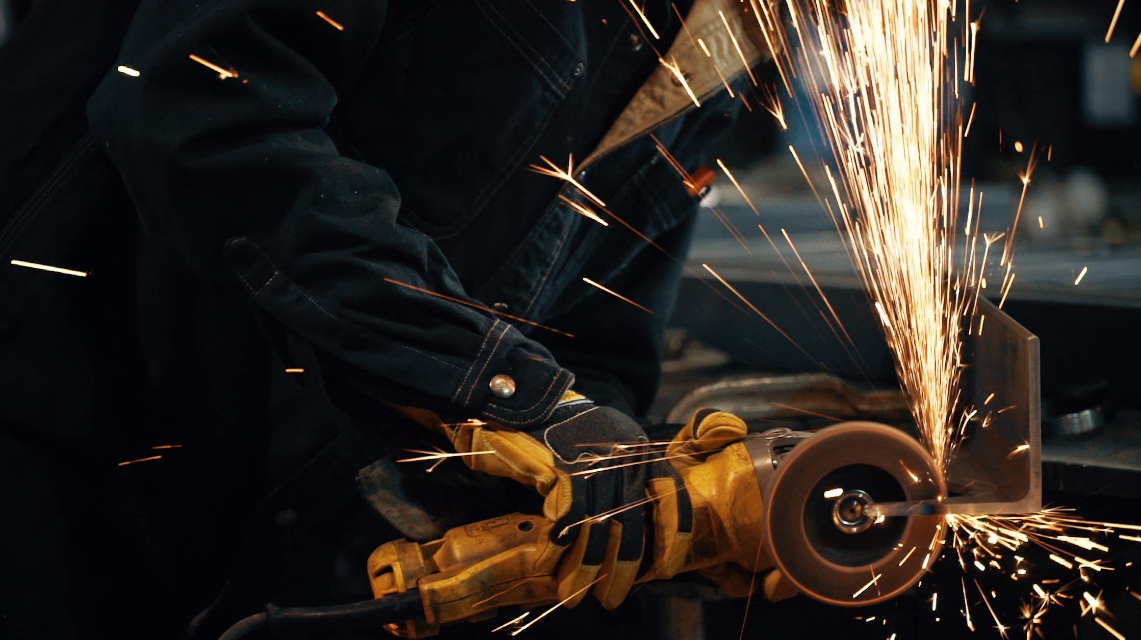 Premium Dewalt Fabricator's Gloves for Welding/Metal Fabrication, Gauntlet-Style Cuff, X-Large