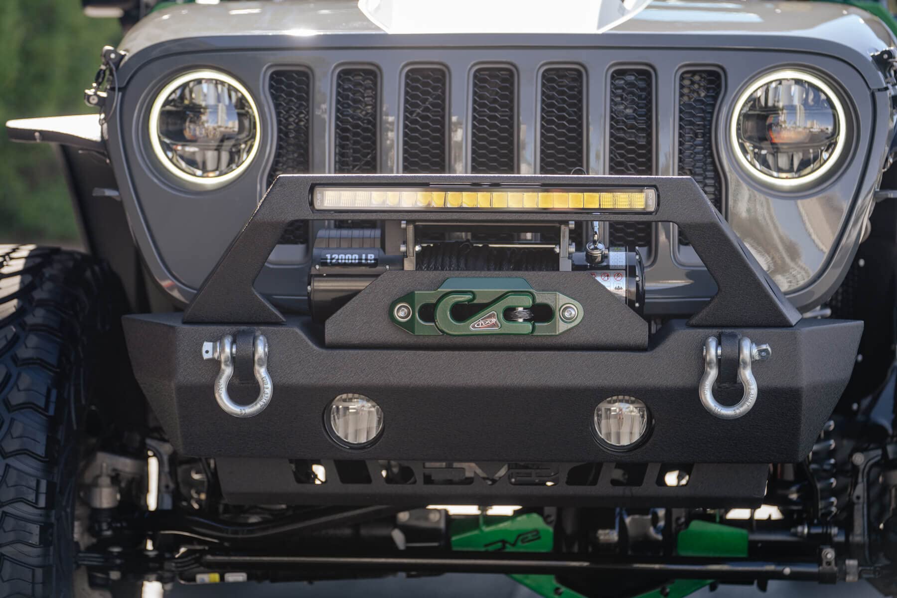 LED Light Bar DV8 Offroad | 20" Low Profile | 8.820 Lumen from OSRAM LED's | Bezel-Less Housing w/Heat Fins | IP68 Rated UV Resistant Lens | Flood/Spot Pattern | Elite Series BE20SW105W