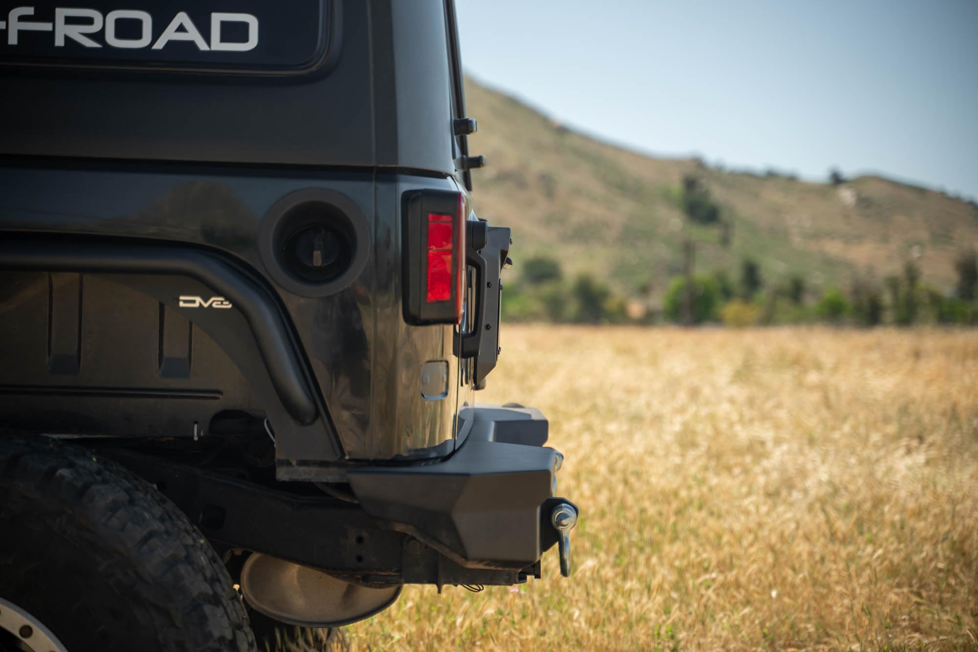 Spare Tire Delete DV8 Offroad for 2007-2018 Jeep Wrangler JK | Replaces Spare Tire Assembly | Maximizes Departure Angle | Features LED License Plate Light | Included Rubber Plugs
