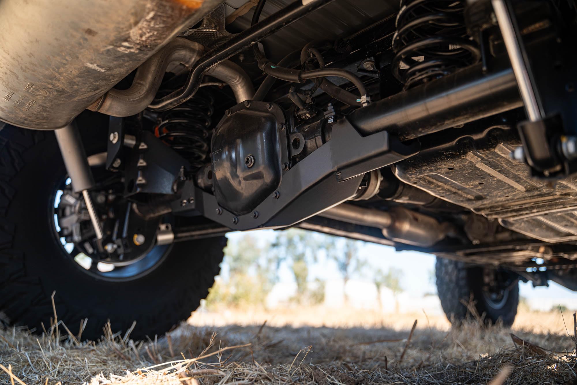 Rear D44 Differential Skid Plate DV8 Offroad for 2018-2025 Jeep Wrangler JL & 2020-2025 Gladiator JT | Protects Your Rear Differential | Assists in Gliding Over Obstacles | Fully Bolt-On | 5mm Steel