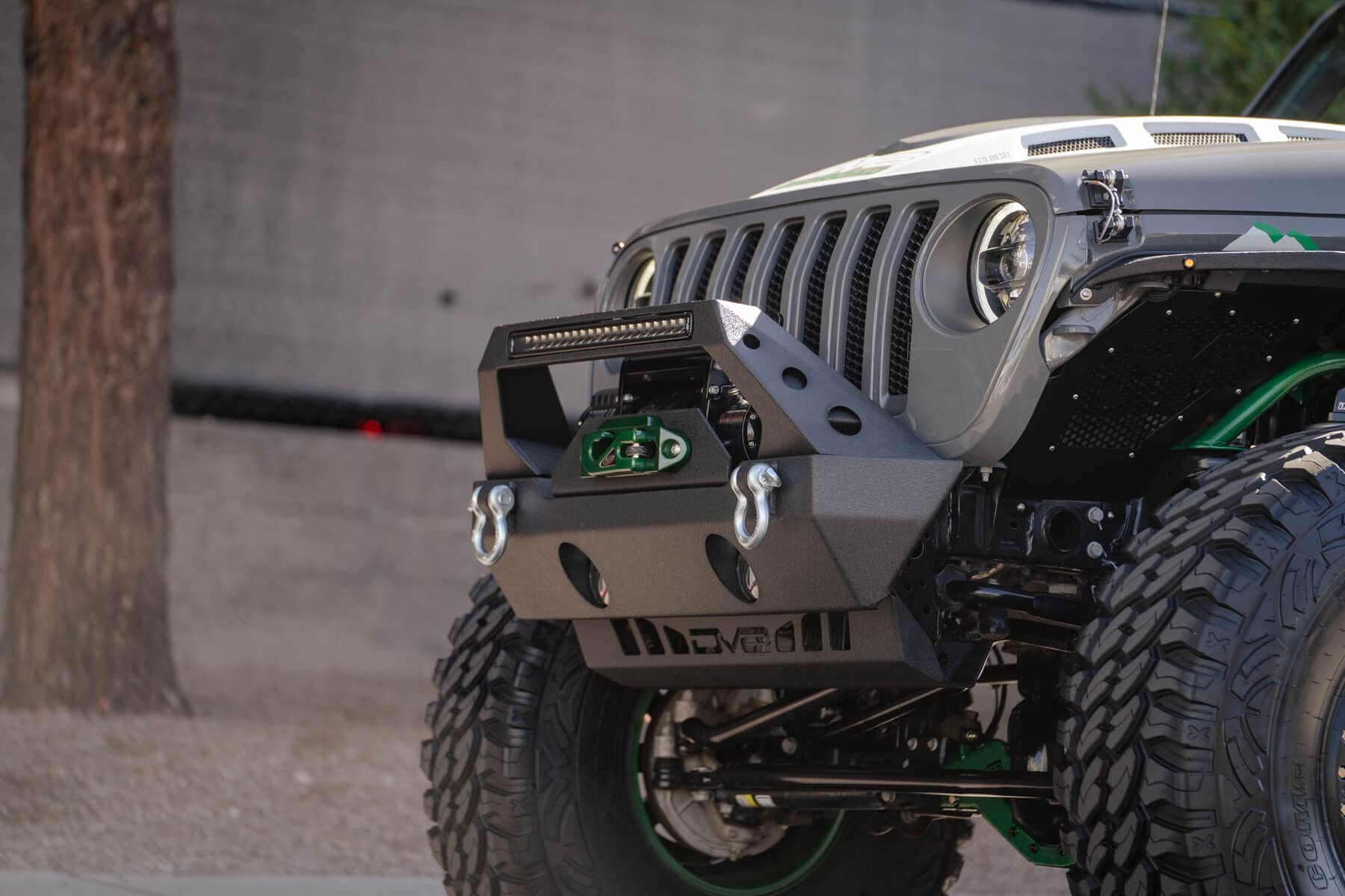 LED Light Bar DV8 Offroad | 20" Low Profile | 8.820 Lumen from OSRAM LED's | Bezel-Less Housing w/Heat Fins | IP68 Rated UV Resistant Lens | Flood/Spot Pattern | Elite Series BE20SW105W