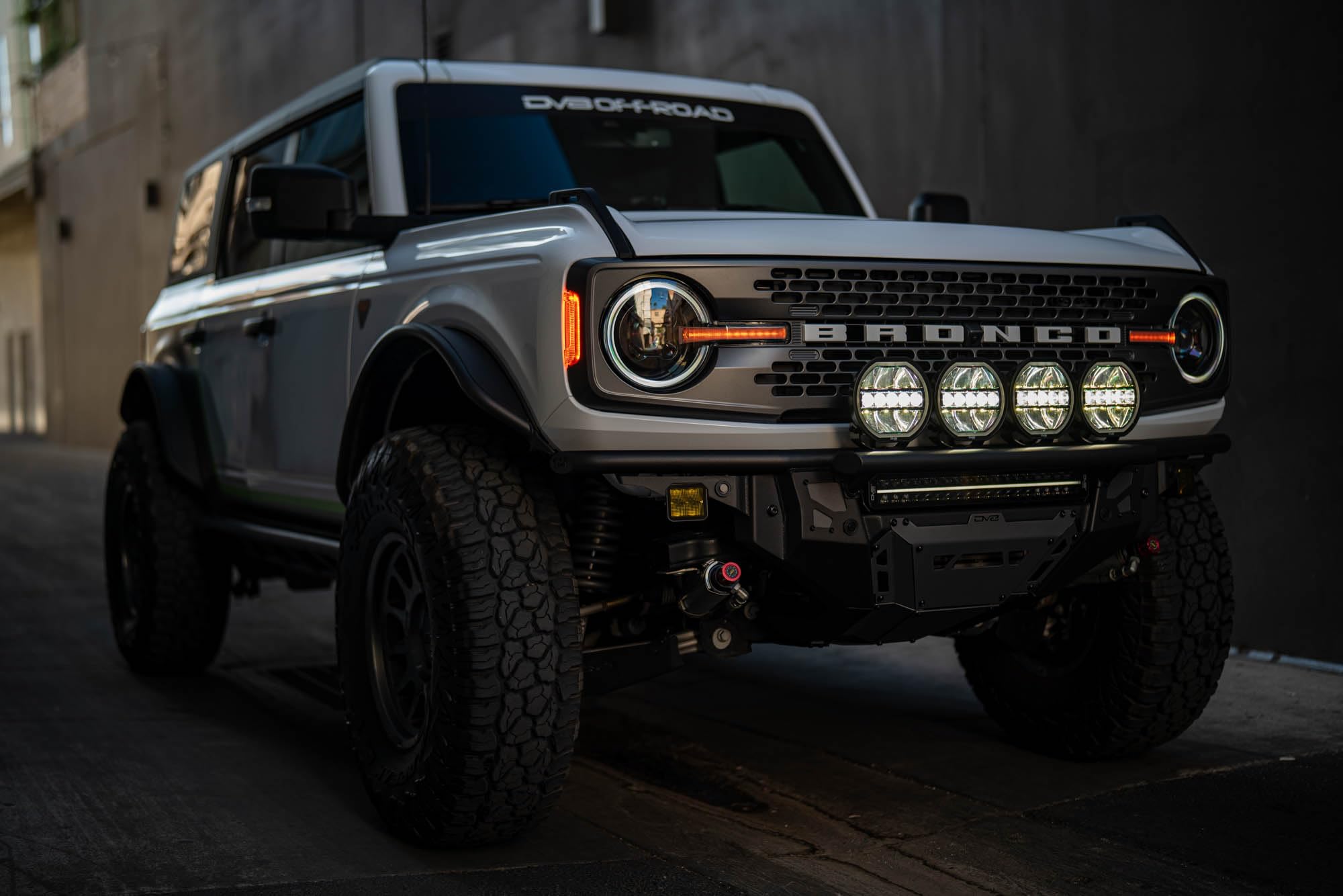 20-Inch DV8 Offroad Halo Elite Dual Row Light Bar with Accent | Flood & Spot Pattern | Driving & Off-Road Modes | 8,820 Lumens | 5700K Main Light | Amber or Clear Accent Light