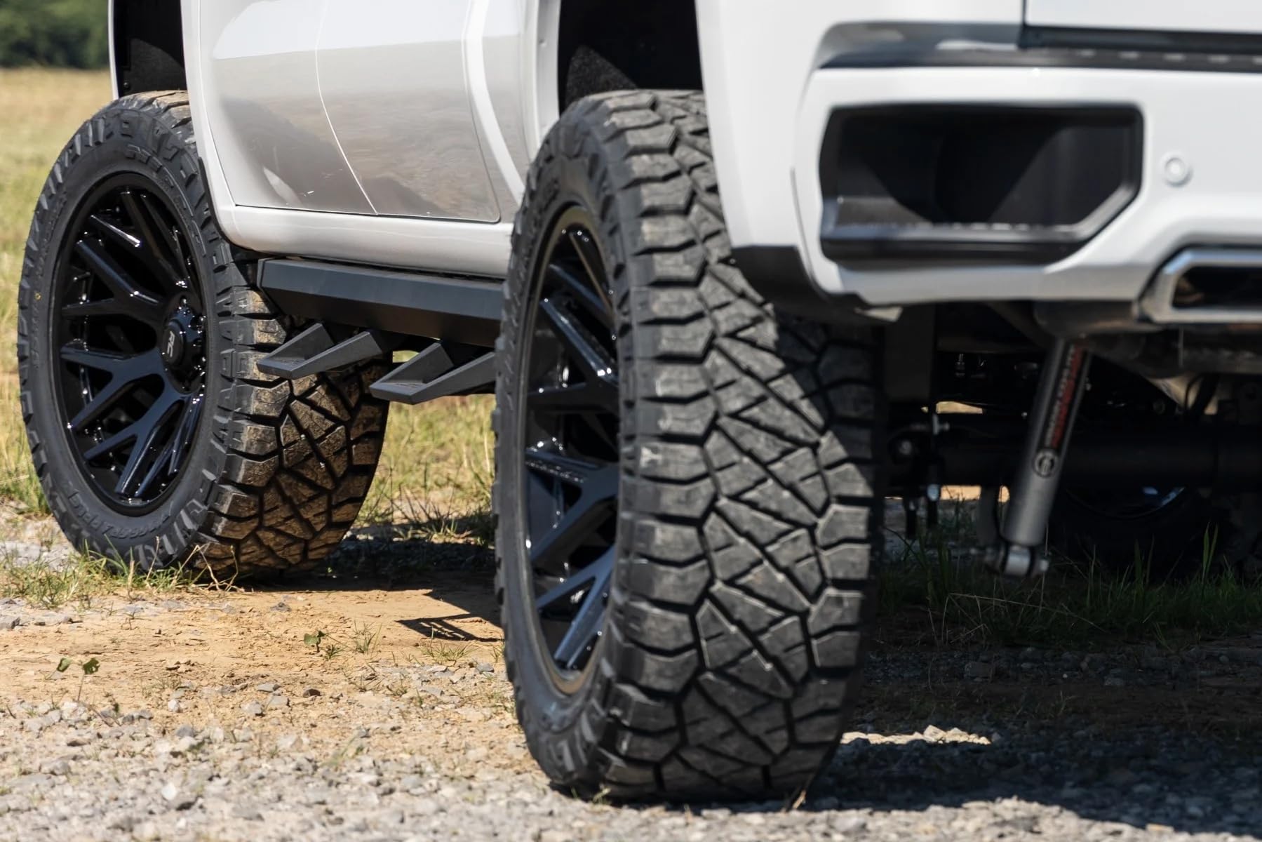 22x10 Rough Country 95 Series One-Piece | 6x5.5 | -25mm Offset-95221012 Gloss Black Wheel with Machined (22 x 10. inches /6 x 5 inches, -25 mm Offset)