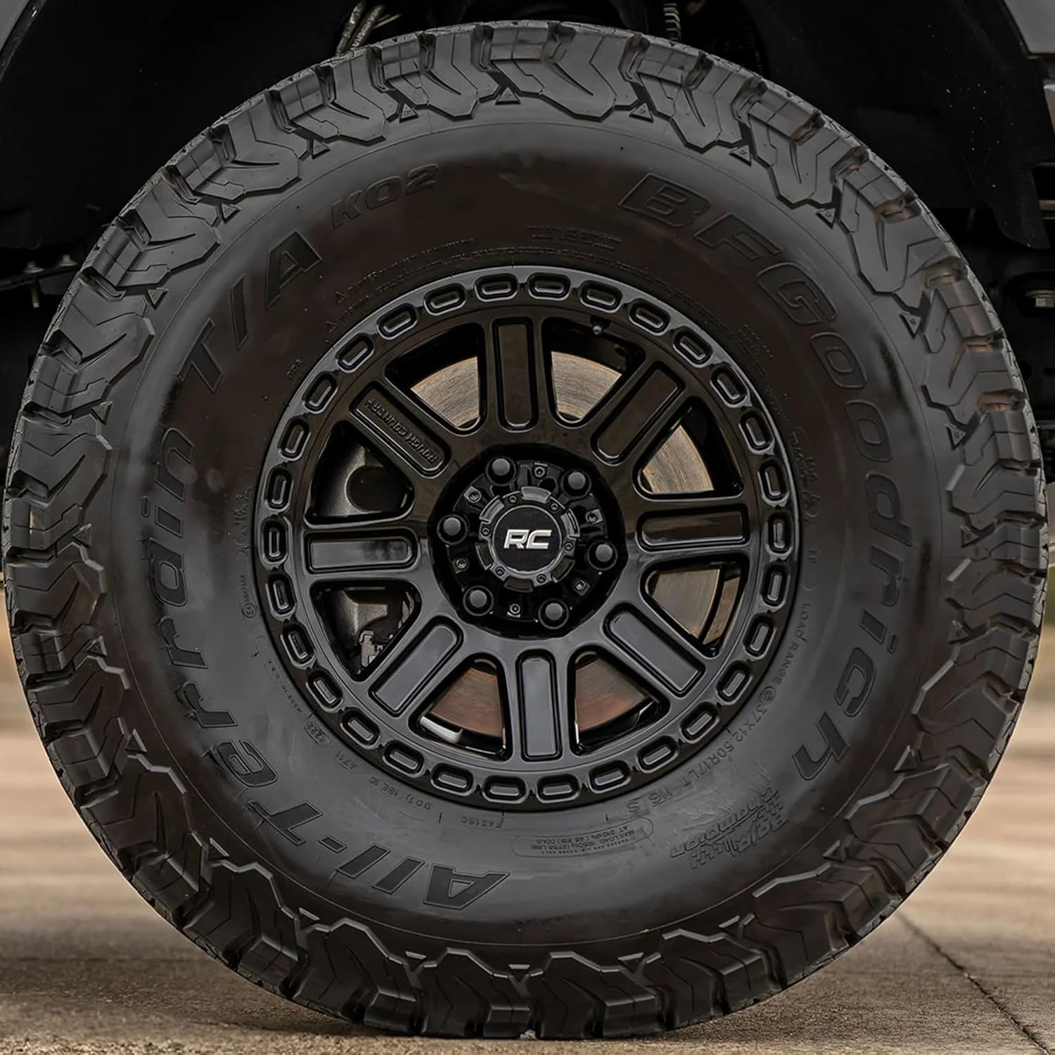 Rough Country Wheel 84 Series - 17 x 8.5, 6x5.5" Bolt Pattern, +0mm Offset, Gloss Black, 8-Spoke, Rugged One-Piece Aluminum Rim with Black Center Cap