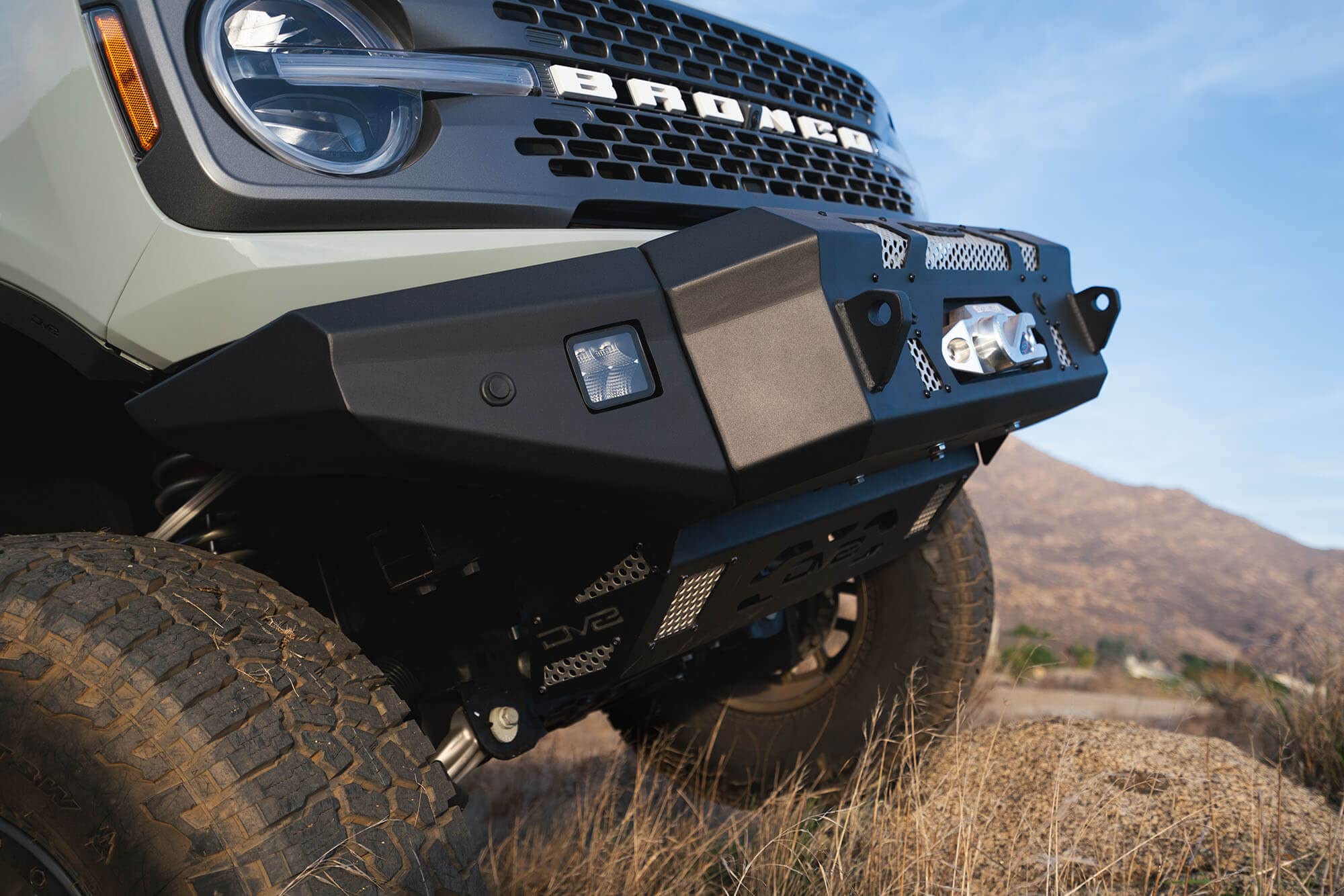 Steel Front Skid Plate DV8 Offroad for 2021-2025 Ford Bronco | Protects Front Underbody | Paintable Aluminum Inserts | Bolt-on Installation | Black Finish