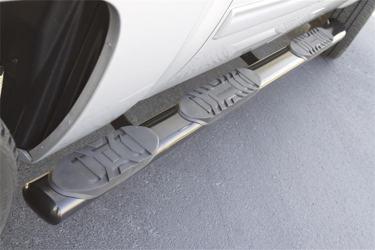 Lund 5" Oval Polished Stainless Steel Wheel-to-Wheel Nerf Bars for 2019 Silverado 1500 Crew Cab w/5.5' Bed
