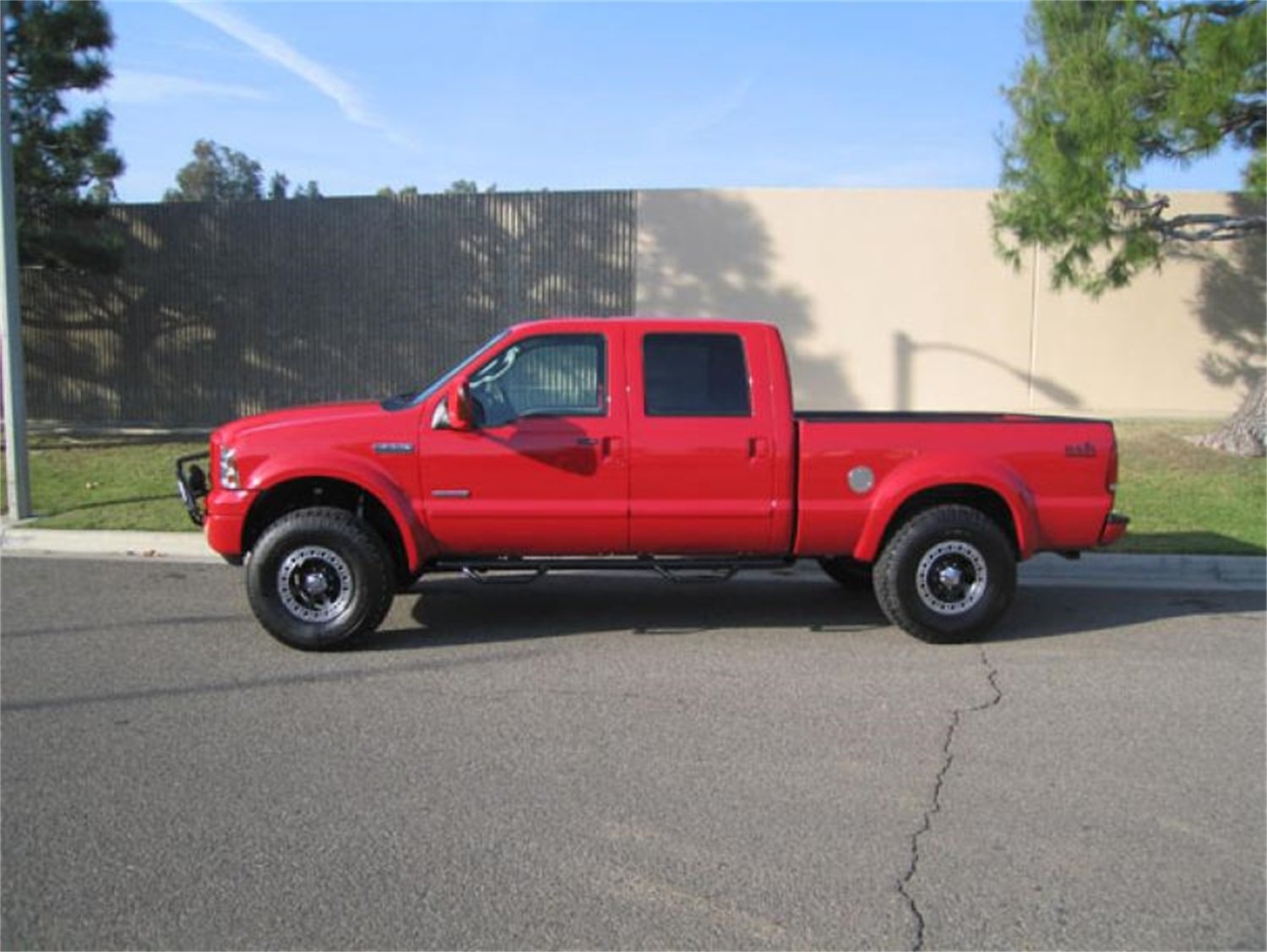 Nerf Steps RealTruck for Ford F-250/F-350 | Cab Length, Heavy Duty Steel, Gloss Back | F9984CC | Fits 1999 - 2016 Ford F-250 / F-350 Super Duty Crew Cab