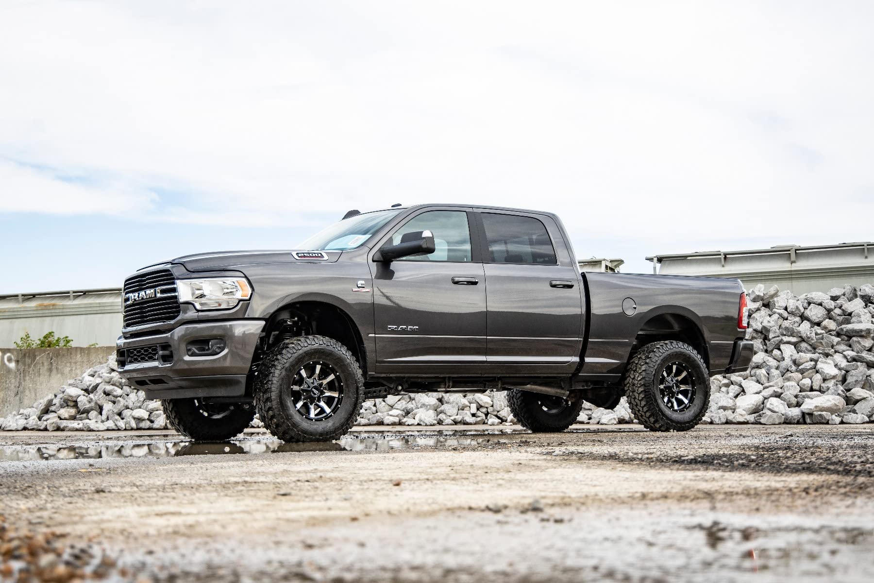 Rough Country 2.5 Inch Leveling Kit with M1 Monotube Shocks for 2500 Ram (2014-2024)/3500 (2013-2024) - RR Leaf Spring