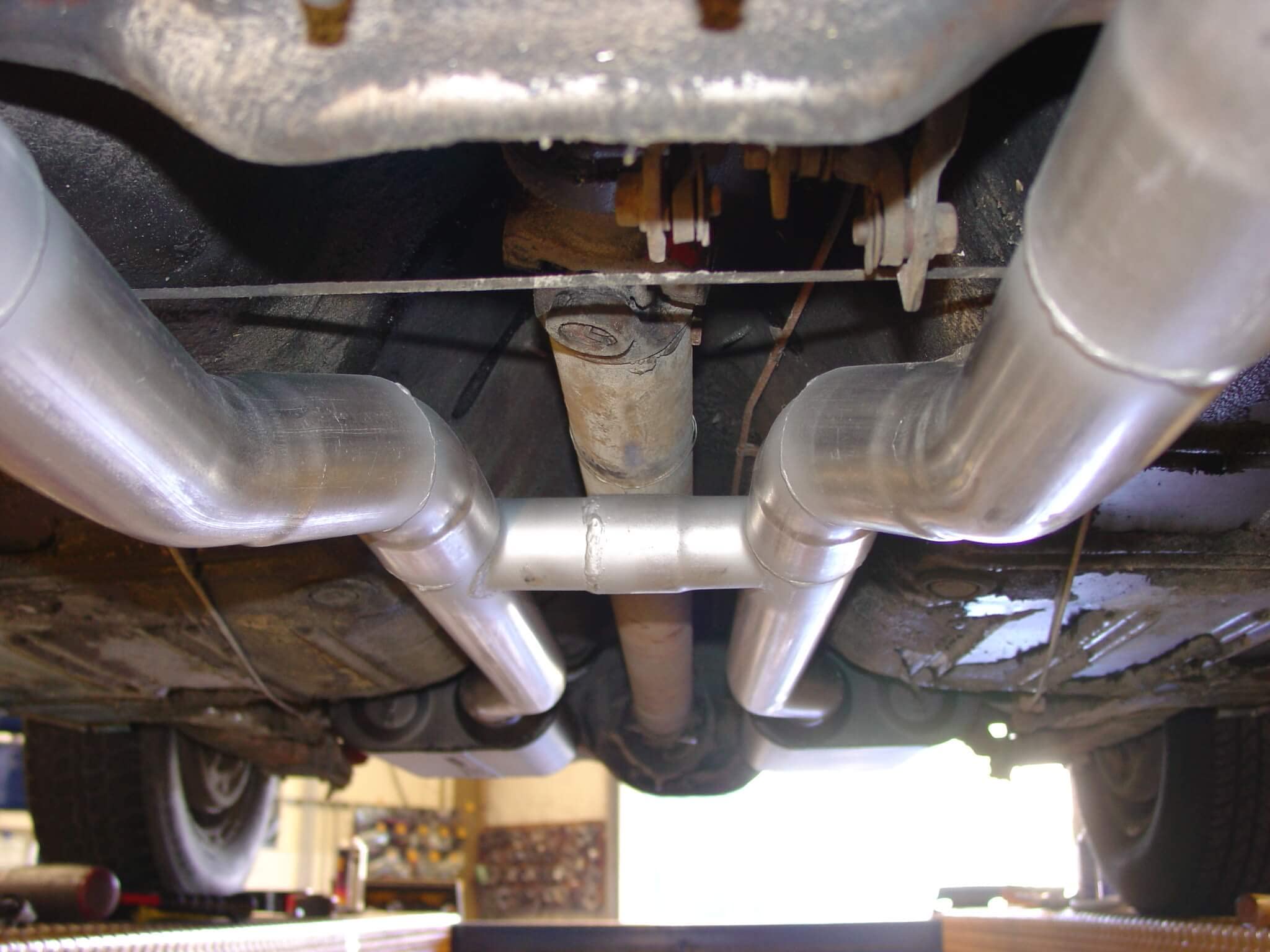 American Thunder Flowmaster 817281 Crossmember-Back Exhaust Kit 2.5 Inch Stainless Steel with 3 Inch Polished Stainless Steel Tips Compatible with 1967-1970 Ford Mustang with V8 engine and headers