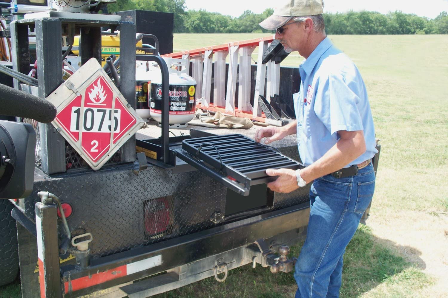Truck N' Buddy Great Day Folding Tailgate Step/Seat Platform for Work Flatbed Trucks and Equipment Trailers - 300 lbs Weight Capacity - Black Powder-Coated Finish, TNB2000B