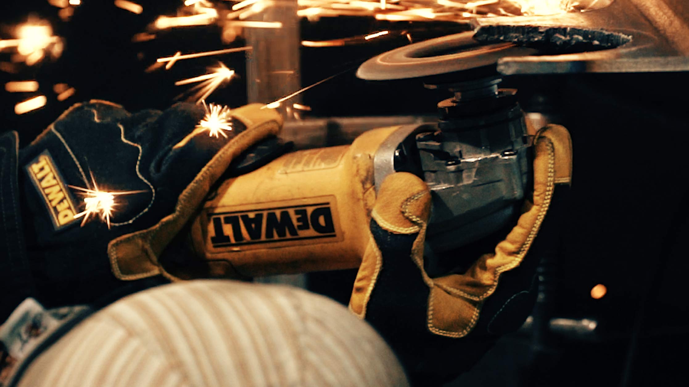 Dewalt Fabricator's Premium Gloves for Welding/Metal Fabrication, Gauntlet-Style Cuff, Small