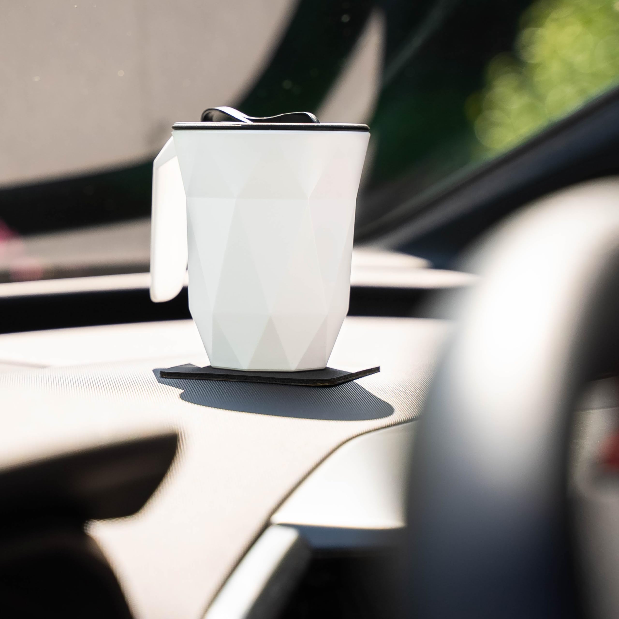 TO-GO silwy einfach anziehend. Plastic Cup with Black Metal Nano Gel Pad, Handle, and Lid – Durable, Non-Slip Drinkware for On-the-Go Convenience
