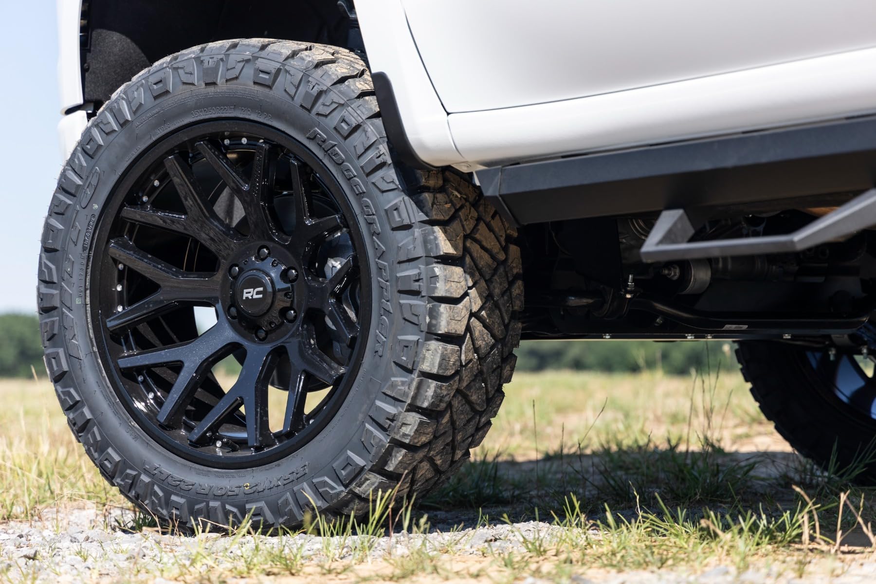 22x10 Rough Country 95 Series One-Piece | 6x5.5 | -25mm Offset-95221012 Gloss Black Wheel with Machined (22 x 10. inches /6 x 5 inches, -25 mm Offset)