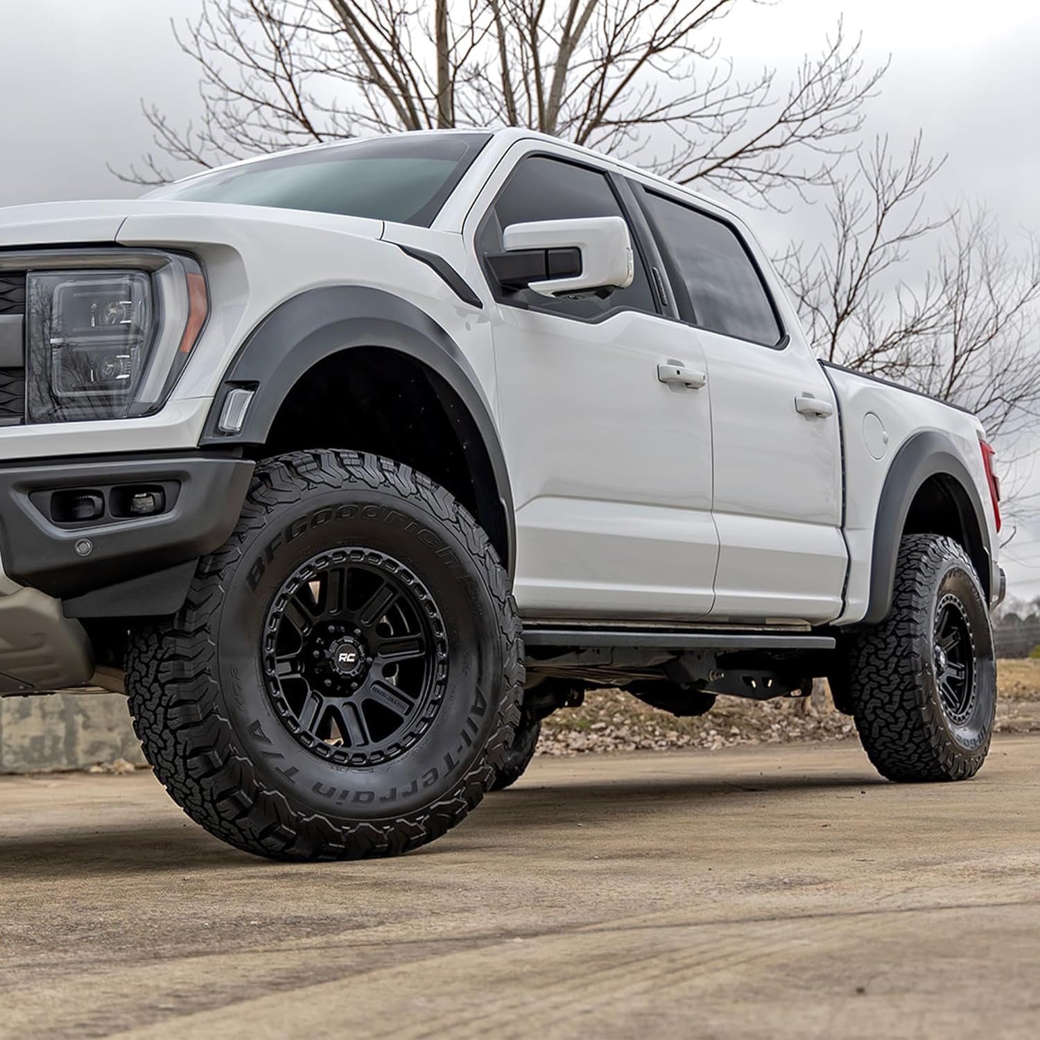 Rough Country Wheel 84 Series - 17 x 8.5, 5x4.5" Bolt Pattern, +0mm Offset, Gloss Black, 8-Spoke, Rugged One-Piece Aluminum Rim with Black Center Cap