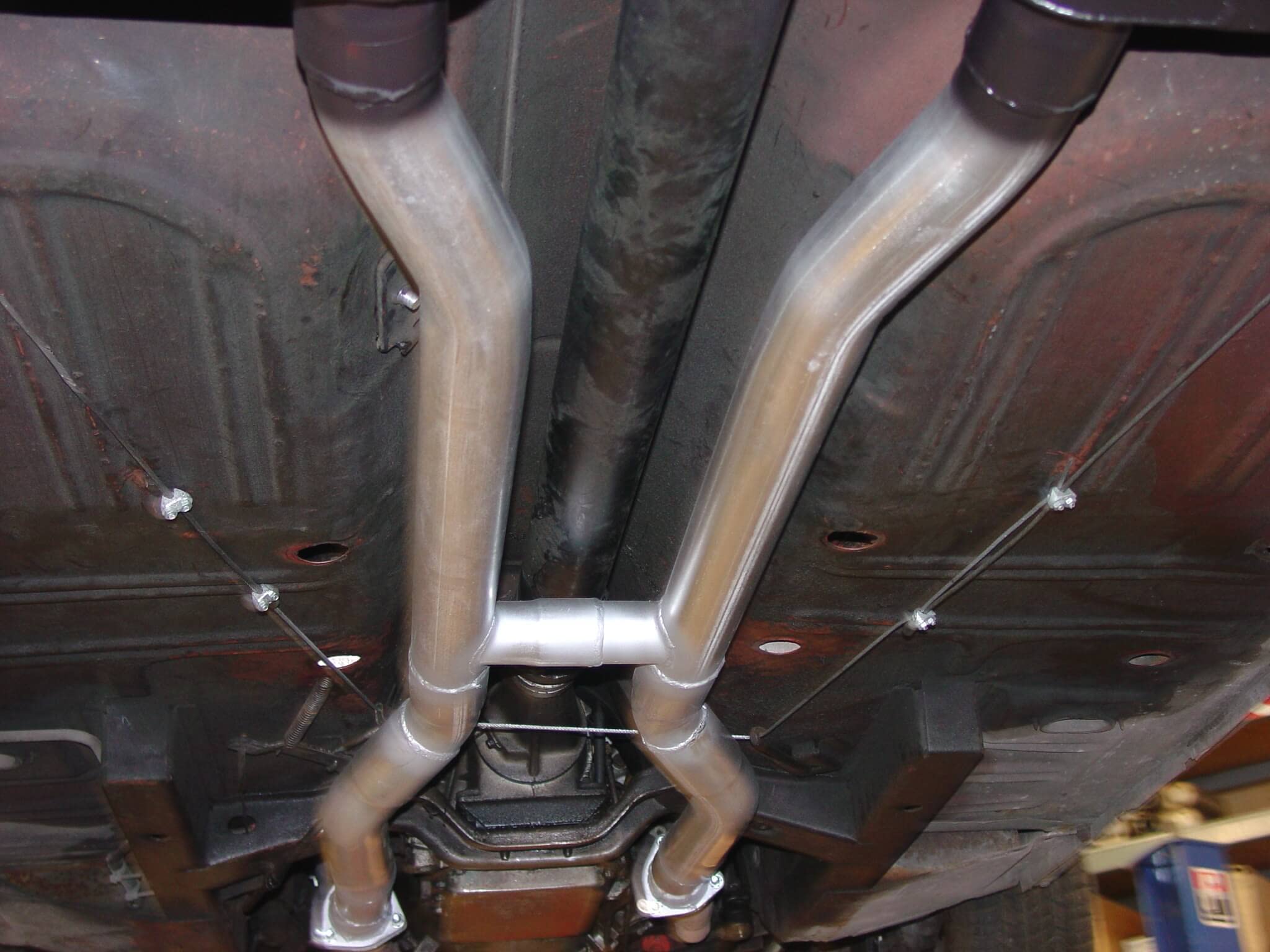 American Thunder Flowmaster 817281 Crossmember-Back Exhaust Kit 2.5 Inch Stainless Steel with 3 Inch Polished Stainless Steel Tips Compatible with 1967-1970 Ford Mustang with V8 engine and headers
