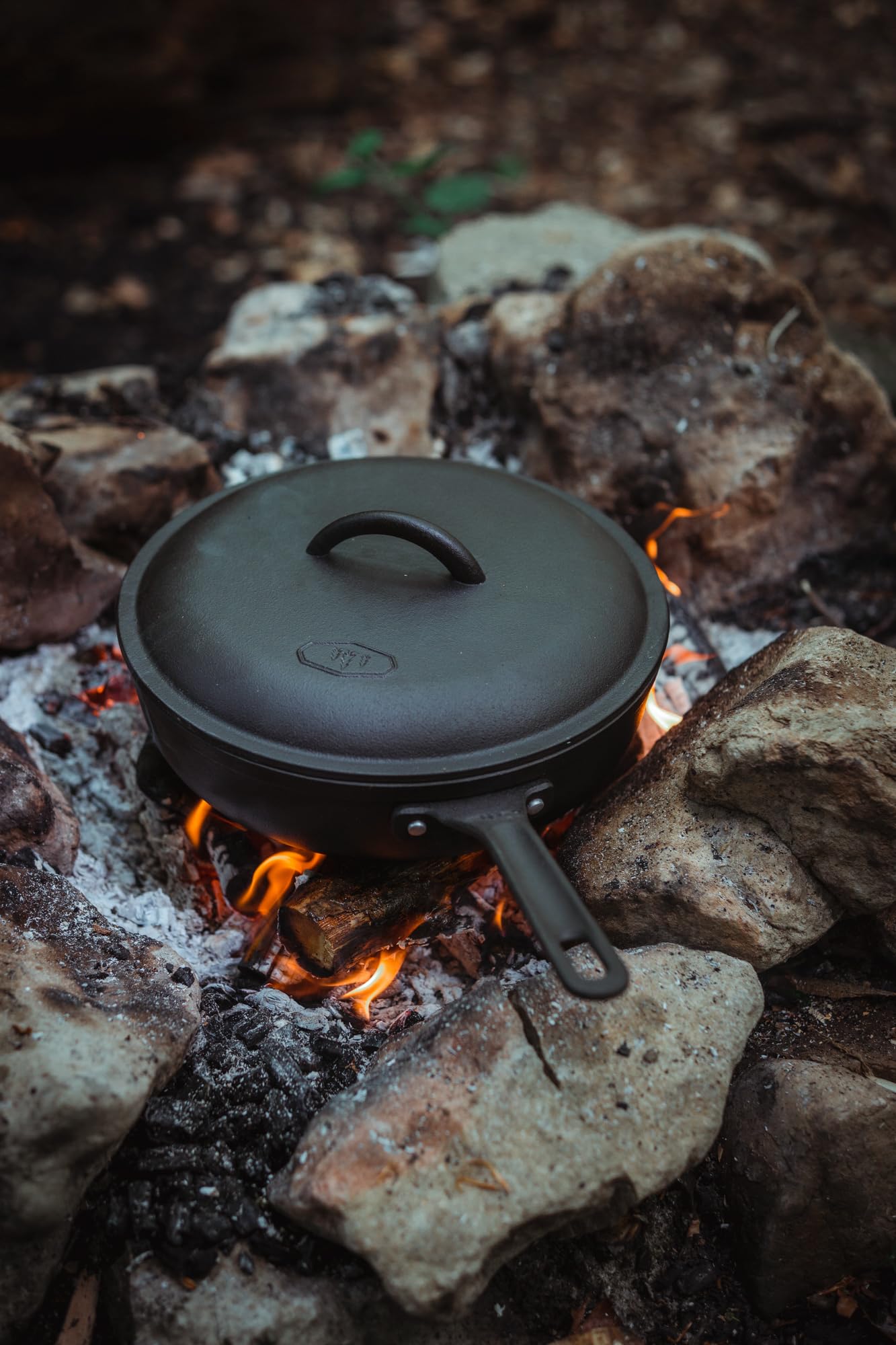 GSI Outdoors Outdoor Cookset Guidecast: 10" Deep Frypan with Dome Lid, Dual-Sided Cast Iron Griddle/Grill, Removable Handles