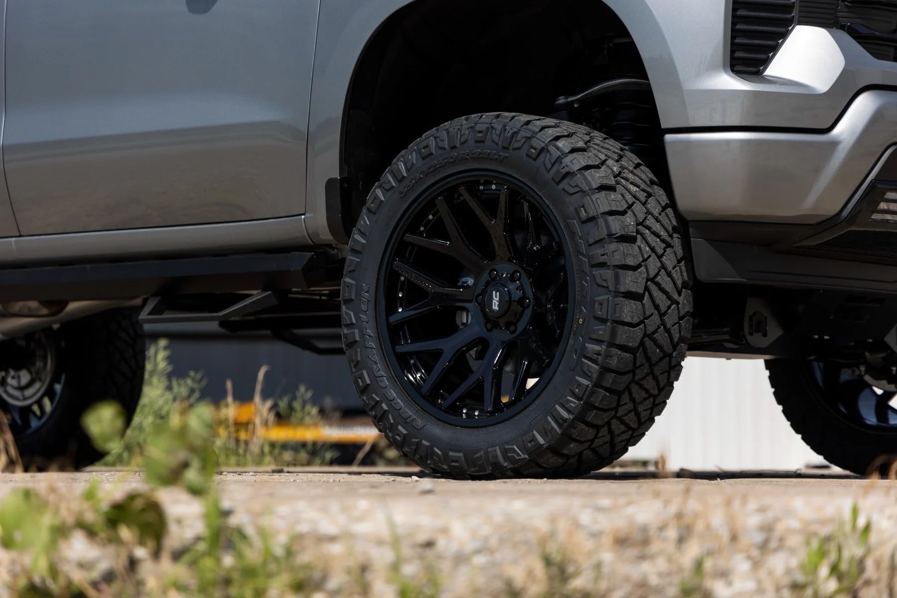 22x10 Rough Country 95 Series One-Piece | 6x5.5 | -25mm Offset-95221012 Gloss Black Wheel with Machined (22 x 10. inches /6 x 5 inches, -25 mm Offset)
